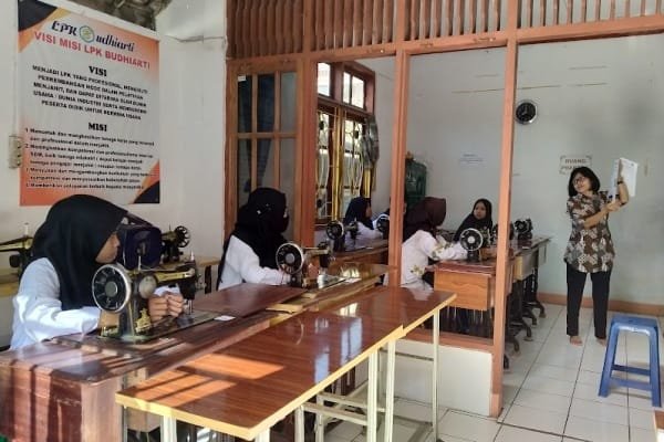 Modistri Cilacap: Pelatihan Jahit yang Menyemangati Jiwa Kreatif